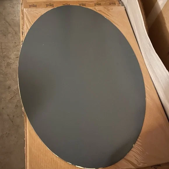 Excellent condition glass oval mirror is good for guest bath or anywhere.